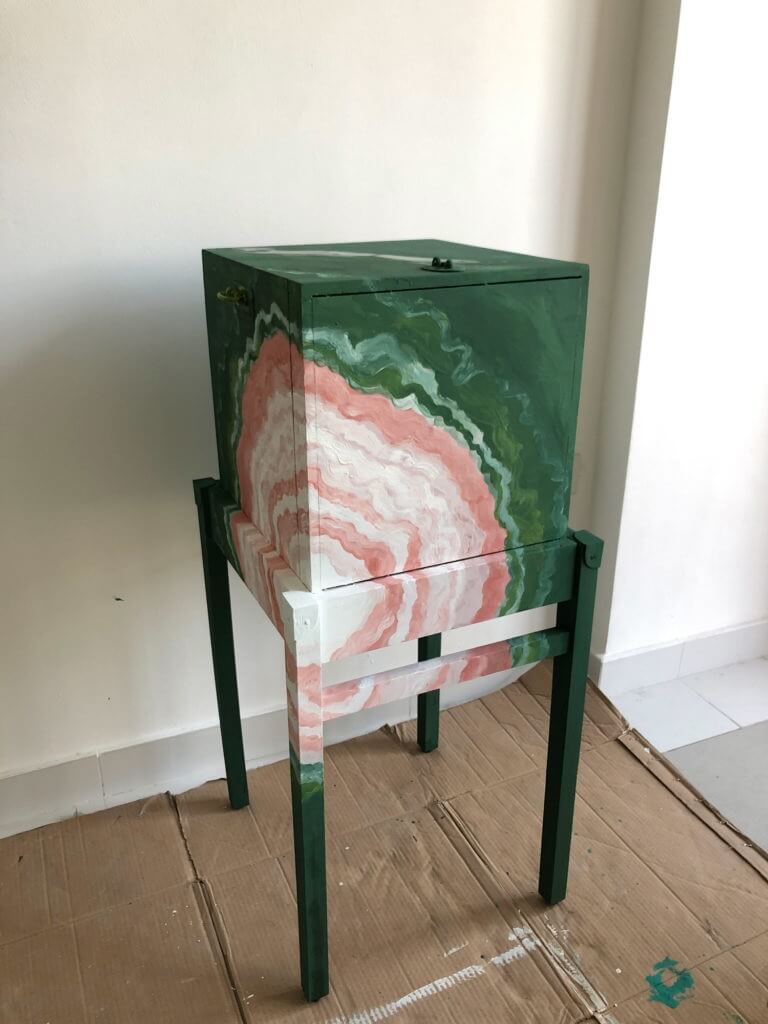 Zelená skrinka v štýle art-deco so zlatením
