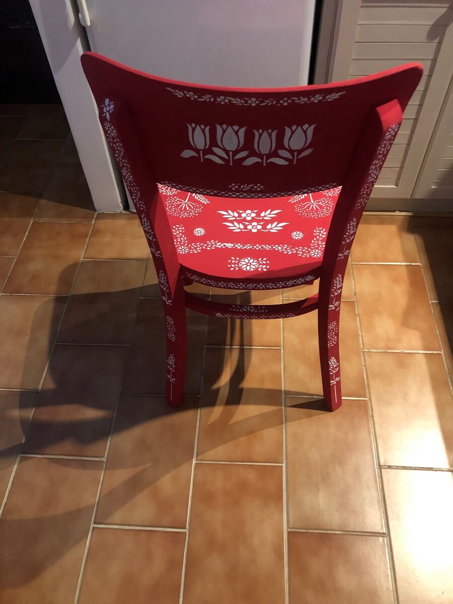 červená recyklovaná stolička s kvetinovou šablónou