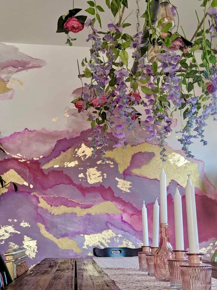 stena maľovaná kriedovou farbou Annie Sloan Chalk Paint so zlatením