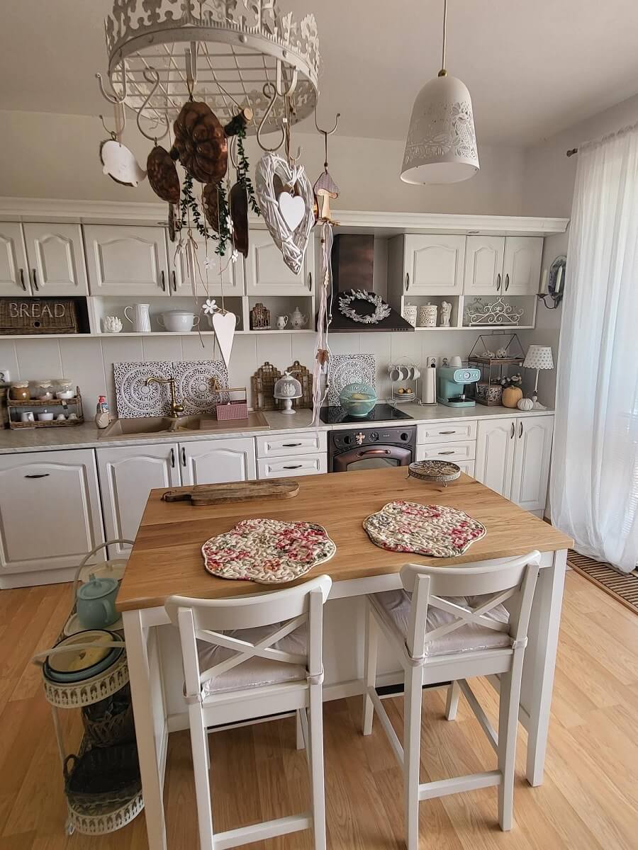 kuchyňa renovovaná bielou farbou Annie Sloan