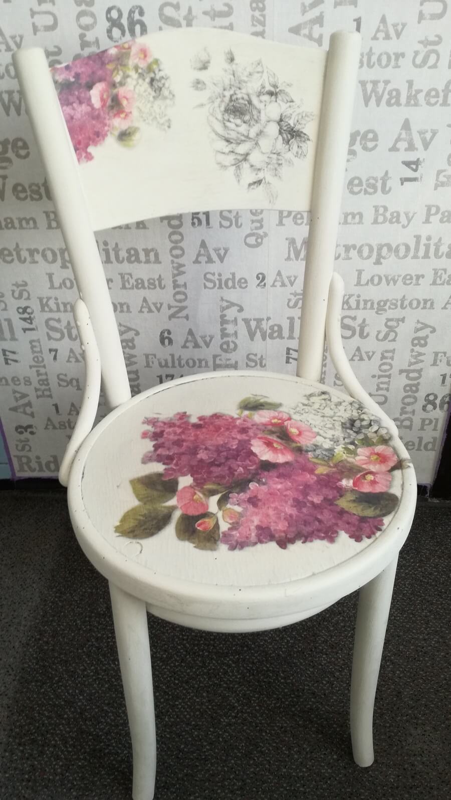 biela maľovaná stolička s kvetinami
