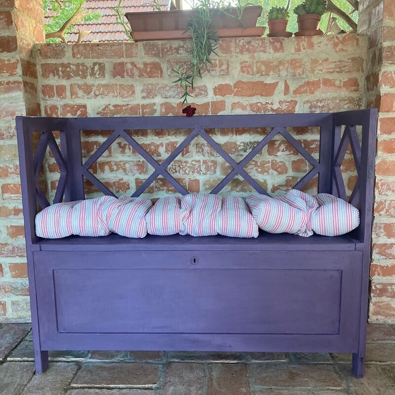 fialová levanduľová lavička