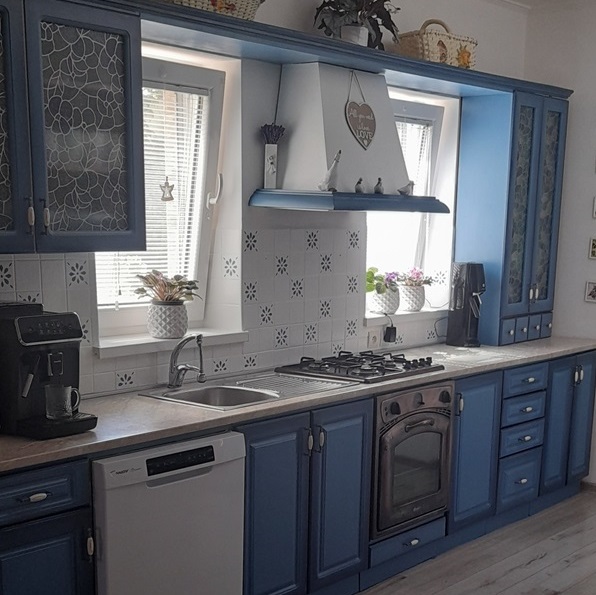 kuchynska linka namalovana na modro kriedovymi farbami Annie Sloan