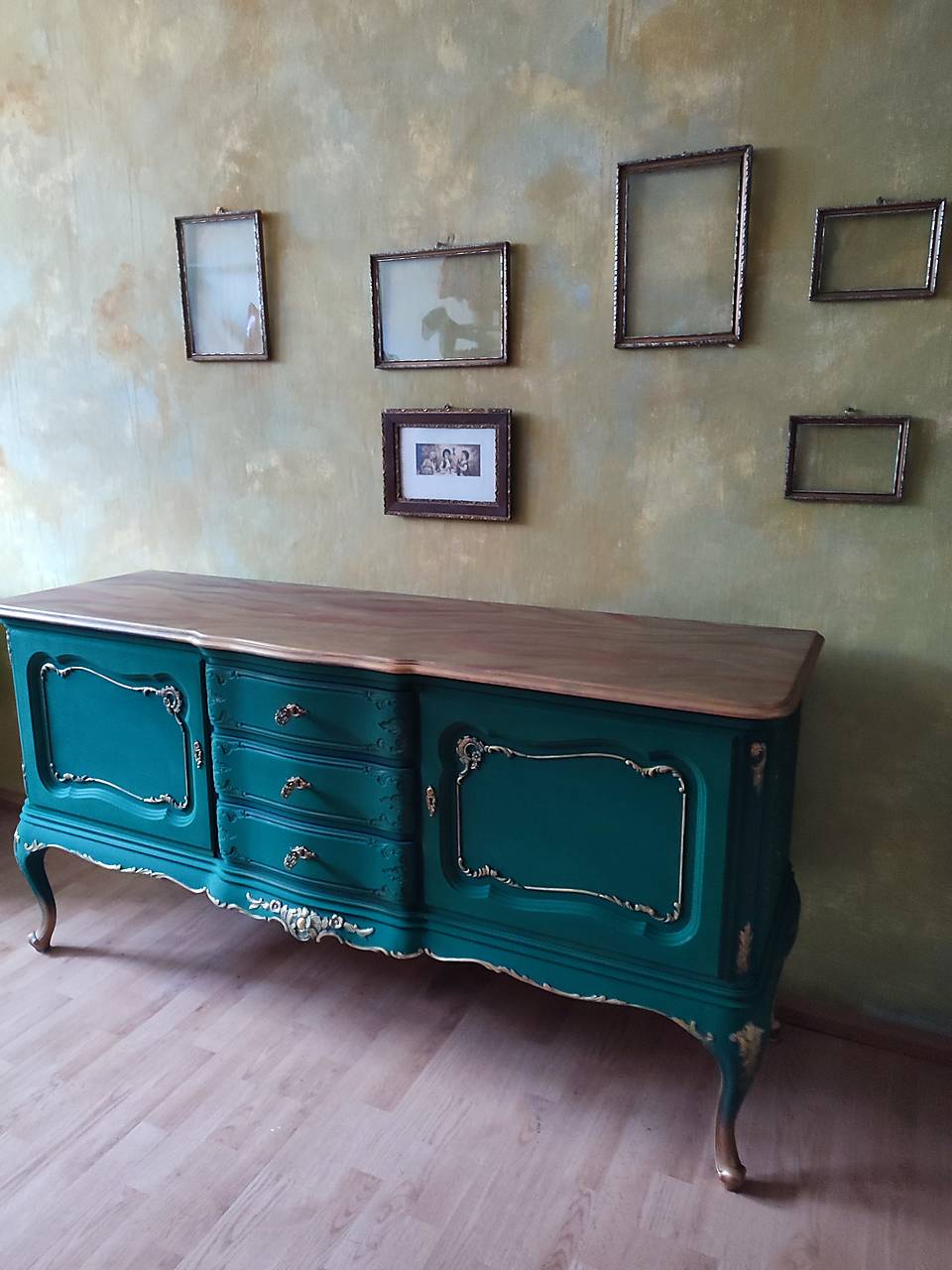 Zelená komoda so zlatením