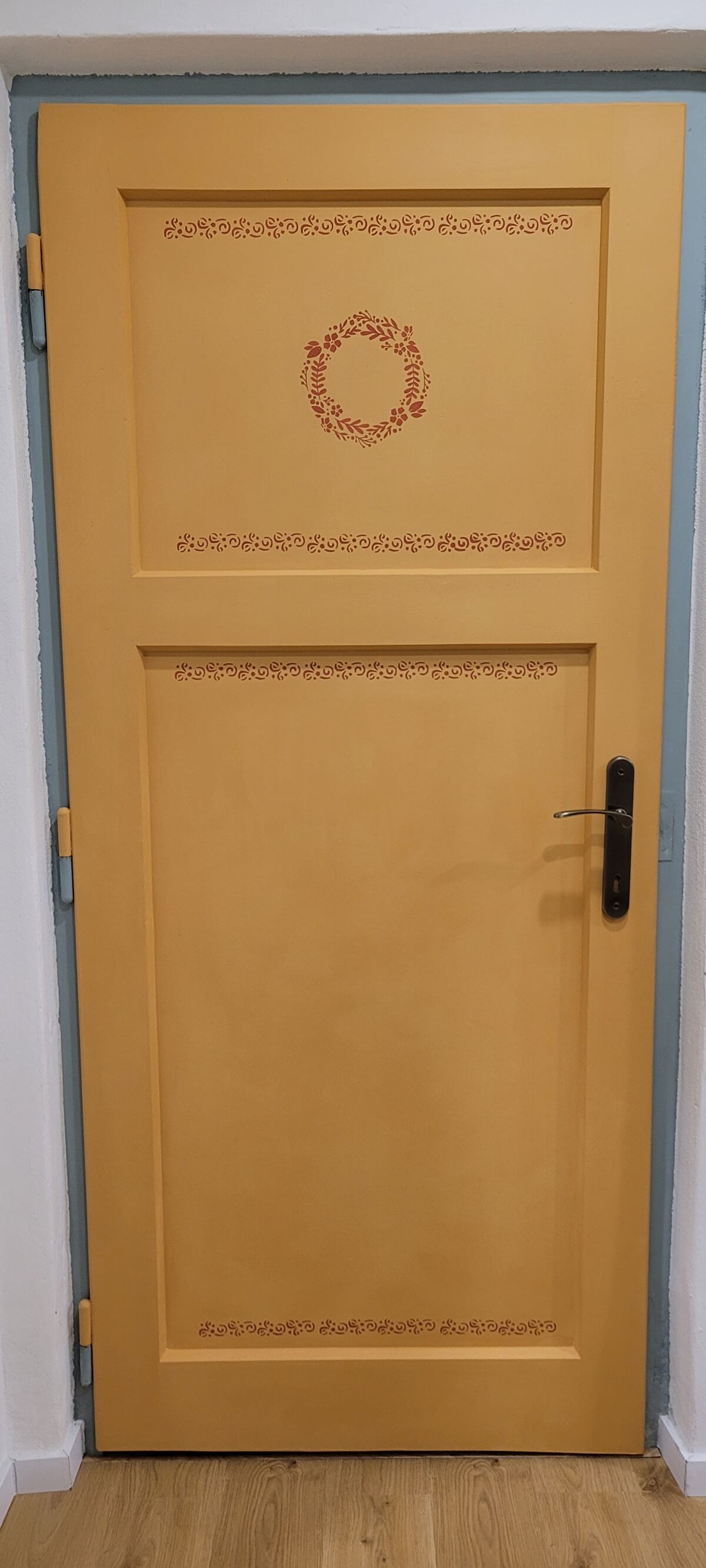 Žlté dvere natreté kriedovou farbou Annie Sloan Chalk Paint Arles