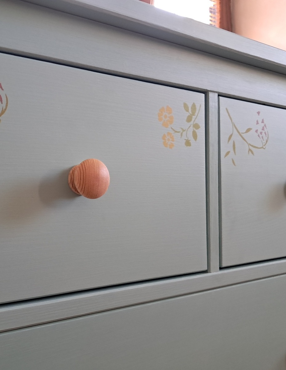 Ikea hack svetlomodrá komoda so šablónou a kriedovou farbou Annie Sloan